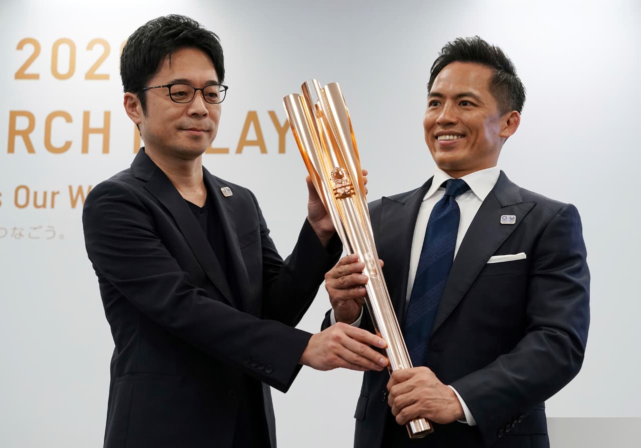 Tokujin Yaoshioka (izq.), diseñador jefe de la antorcha olímpica de los Juegos de Tokio 2020, y Tadahiro Nomura (der.), tricampeón olímpico de judo, posaron durante la ceremonia de presentación.