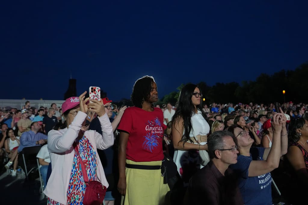 Personas escuchan durante la inauguración de la Great American State Fair en el National Mall, el miércoles 24 de junio de 2026, en Washington. (Foto AP/Julia Demaree Nikhinson)