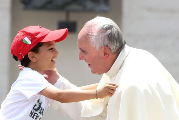 Además varios pequeños le piden favores.