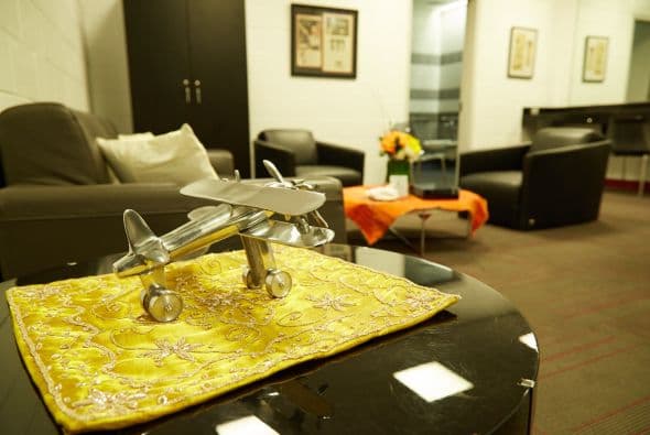 Su camerino tiene un pequeño avión para quitar la seriedad.