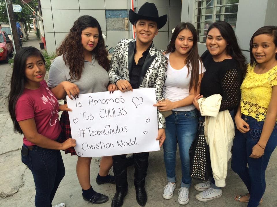 Las fans de Christian son de todas las edades y si él se las encuentra no duda en tomarse la foto del recuerdo con ellas.