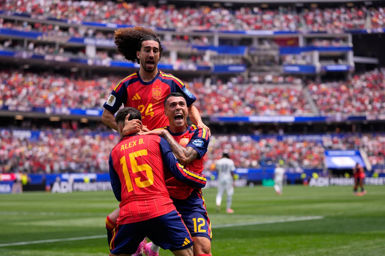 El español Pedro Porro (12) celebra con sus compañeros el segundo gol de su equipo contra Austria durante el partido de dieciseisavos de final de la Copa del Mundo en Inglewood, California, cerca de Los Ángeles, el jueves 2 de julio de 2026.