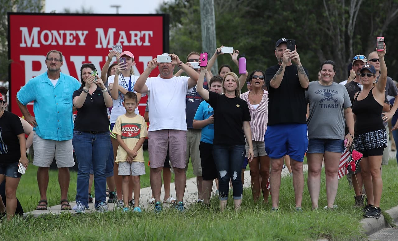 Durante la visita del presidente muchos ciudadanos salieron a saludarlo y a mostrarle su apoyo. Texas fue un estado que le dio su voto al presidente Trump en la pasadas elecciones.