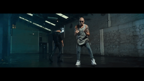 Las dos superestrellas latinas combinaron su talento y en el video derrochan energía.