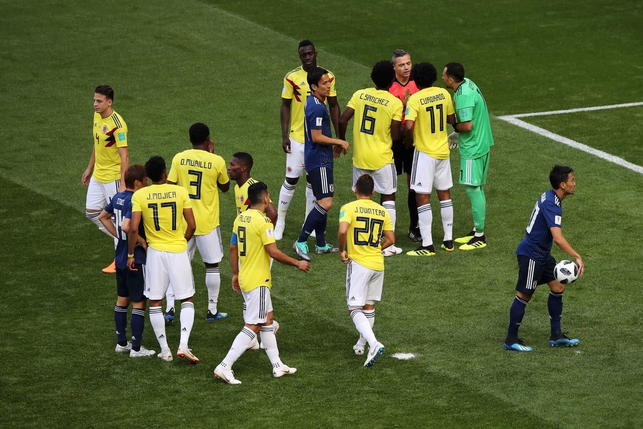 Mientras unos protestaban, los japoneses ya se preparaban para un cobro que podía desembocar en el primer tanto del partido.