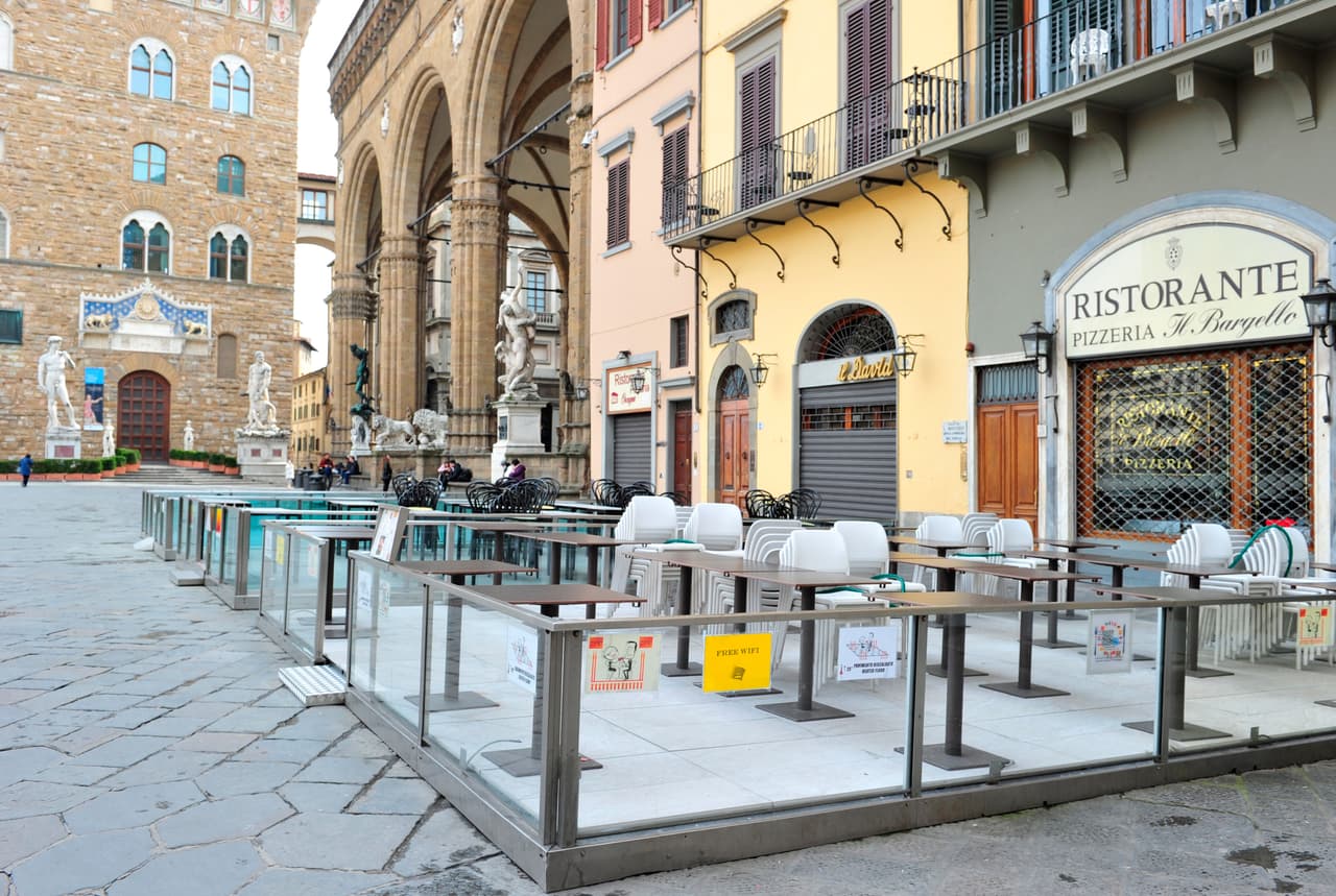 Restaurantes cerrados en la plaza Piazza della Signoria, en Florencia. Bajo el lema "todos en casa" para detener la epidemia de coronavirus las ciudades italianas han quedado desiertas. 
<br>