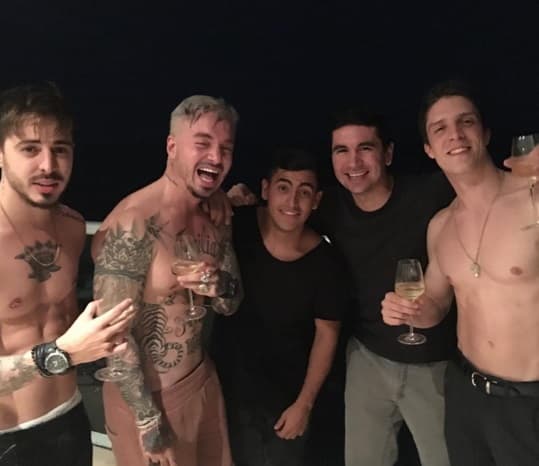 Parece que a todos les fascinó el cambio de look de su amigo.