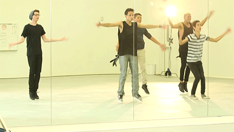 Saca tus dancing shoes and get on the dance floor. ¿No sabes bailar? No problem! Te dejamos estos pasos para que seas la estrella de la fiesta.