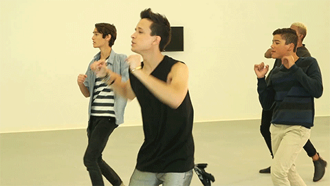 Saca tus dancing shoes and get on the dance floor. ¿No sabes bailar? No problem! Te dejamos estos pasos para que seas la estrella de la fiesta.