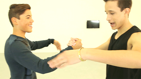 Saca tus dancing shoes and get on the dance floor. ¿No sabes bailar? No problem! Te dejamos estos pasos para que seas la estrella de la fiesta.