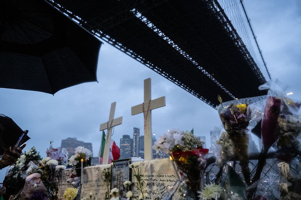 Los asistentes comenzaron a llegar desde temprano al muelle donde ocurrió el impacto.