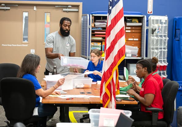 En Illinois una soliciutd para posponer las elecciones no tuvo eco en la gobernación, que aseguró carecer de la autoridad para cambiar la fecha de unos comicios que están establecidos normalmente por leyes estatales. Era el segundo premio de la jornada con 155 votos.