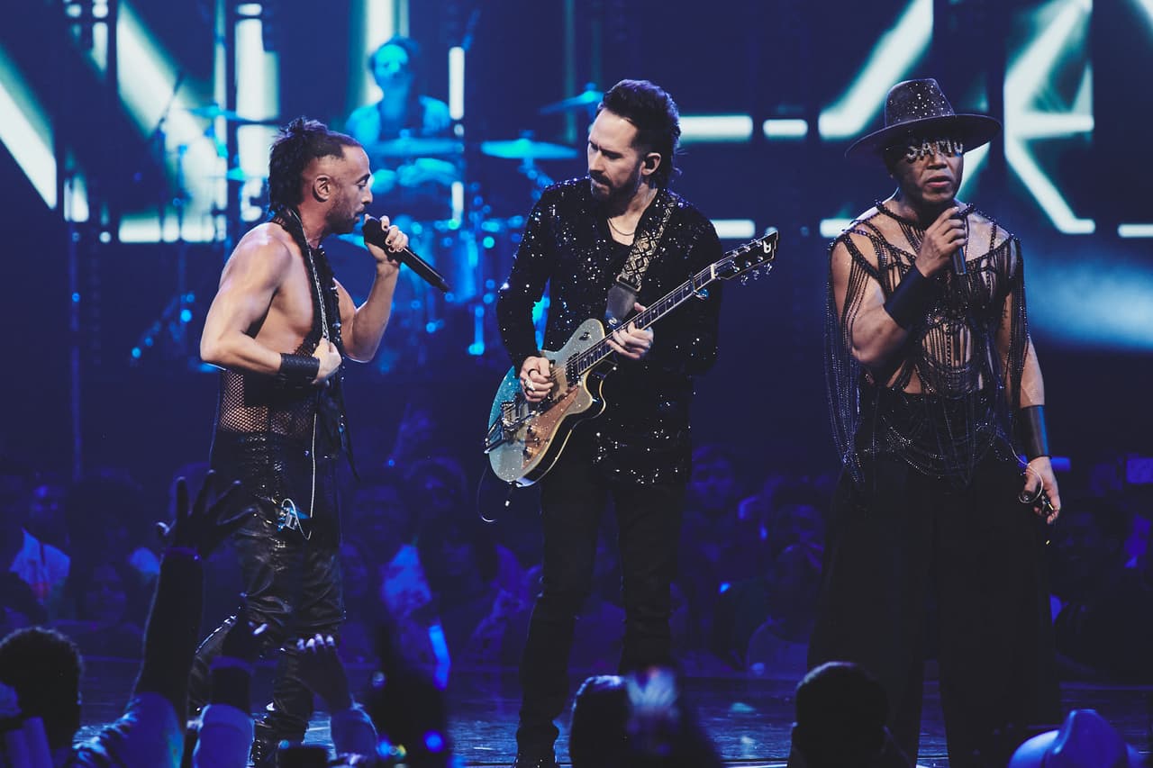 Interpretaron sus clásicos hits 'Mientes', 'Todo Cambio' y 'Aléjate de mi', además estrenaron el tema 'Fugitivos'.