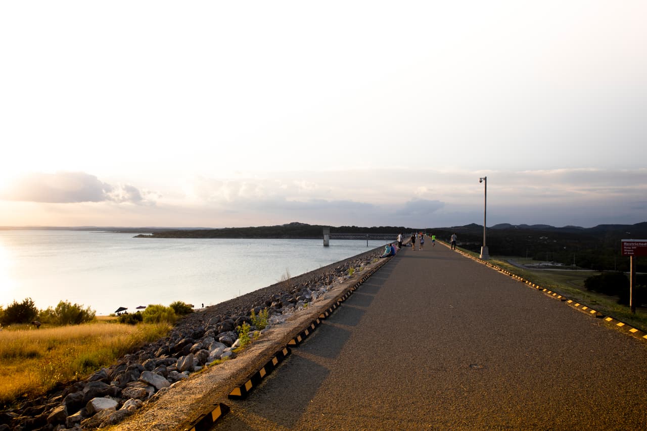 "Las personas han dejado grandes cantidades de basura": Canyon Lake cerrará zonas durante los fines de semana y días feriado 