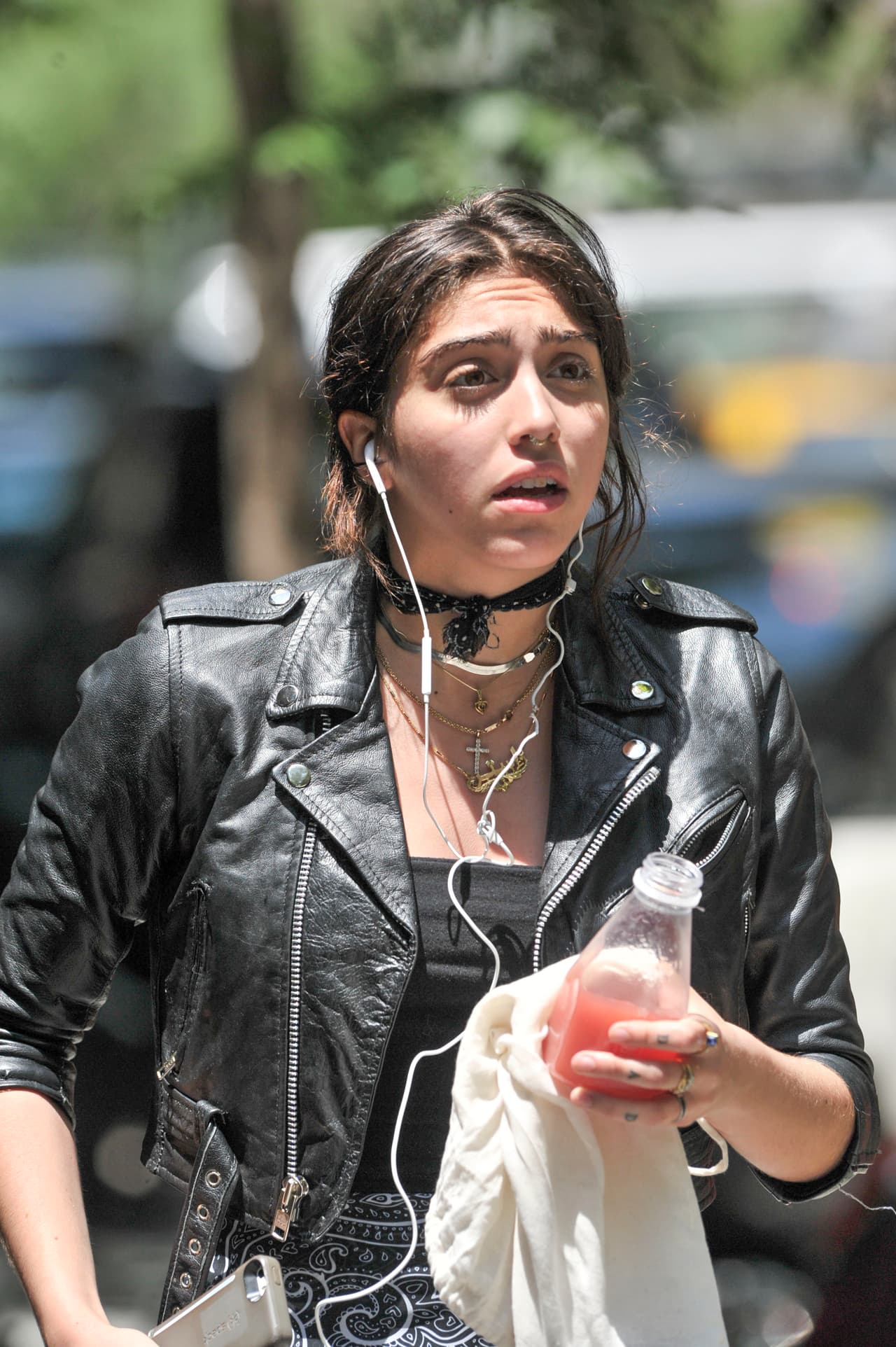 "Tiene pocos amigos y le cuesta confiar en la gente que acaba de conocer", chismea el sitio.