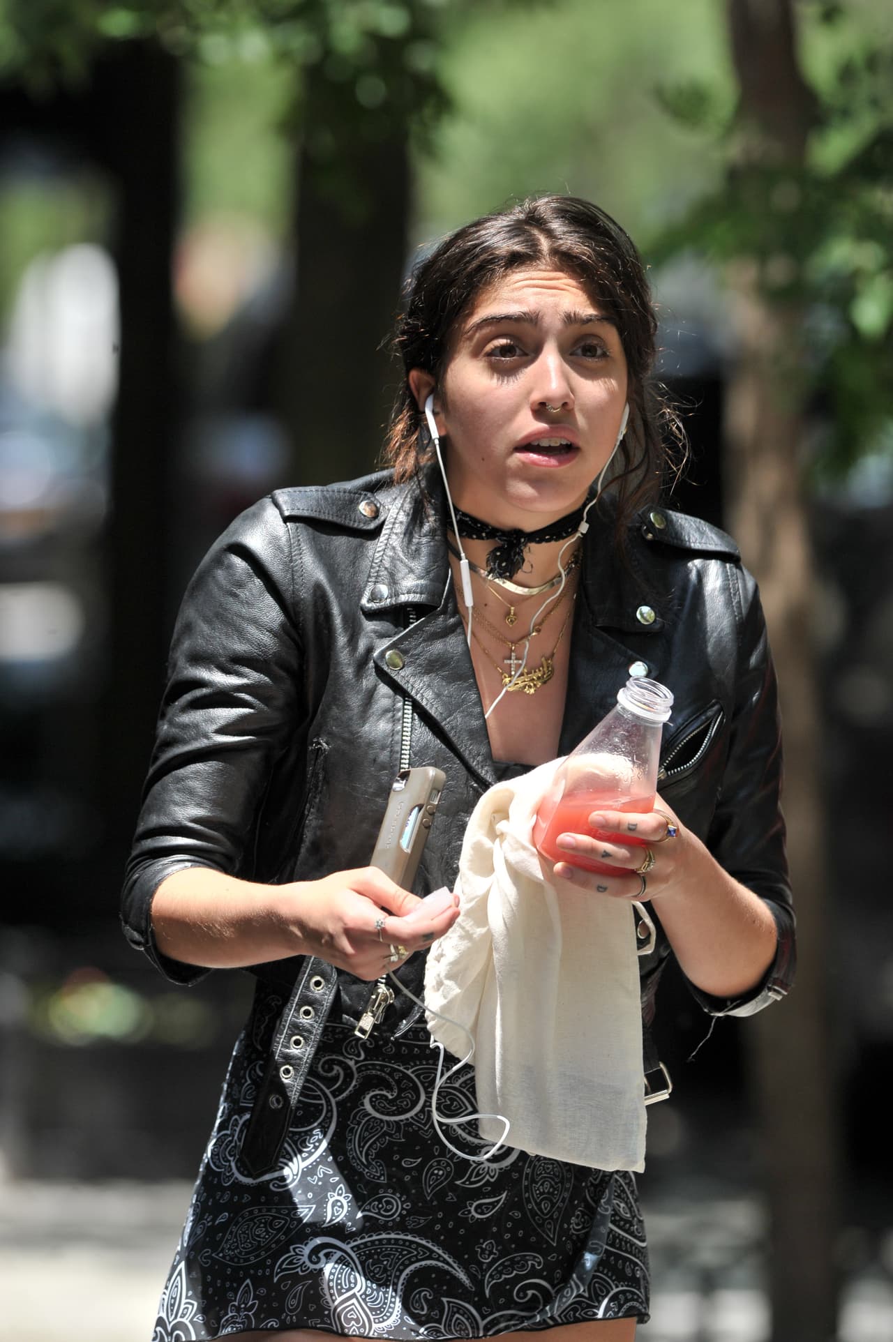 Y siente que Madonna no le ha estado prestando mucha atención, entre el drama con su hermano Rocco.