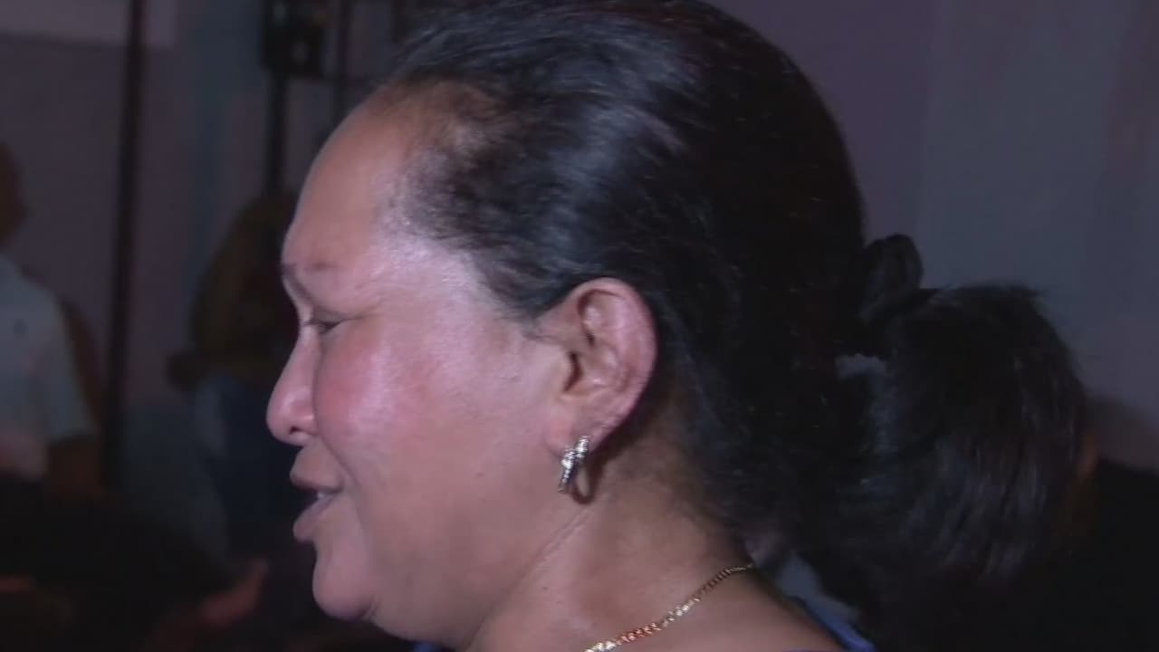 Llanto y desconsuelo en la vigila por el joven que murió tras salvar a dos personas en una playa de Key Biscayne