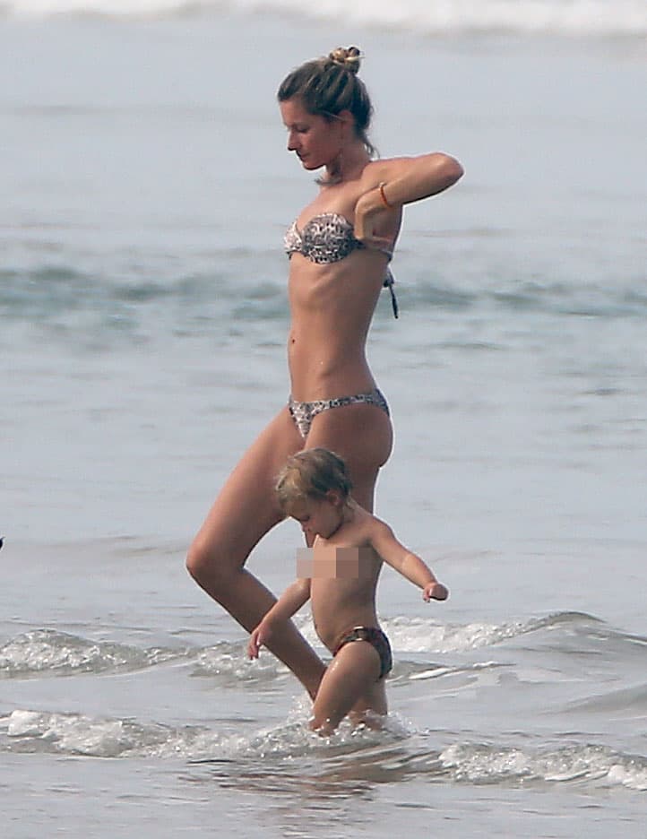 ¡Cuidado! A Gisele por poco se le cae el top.