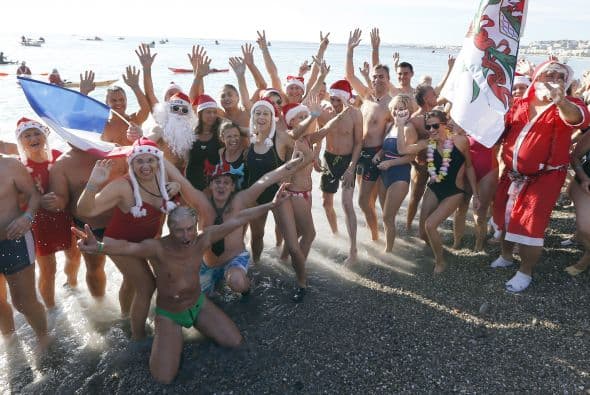 Cientos de nadadores participaron en en el baño junto a Santa.