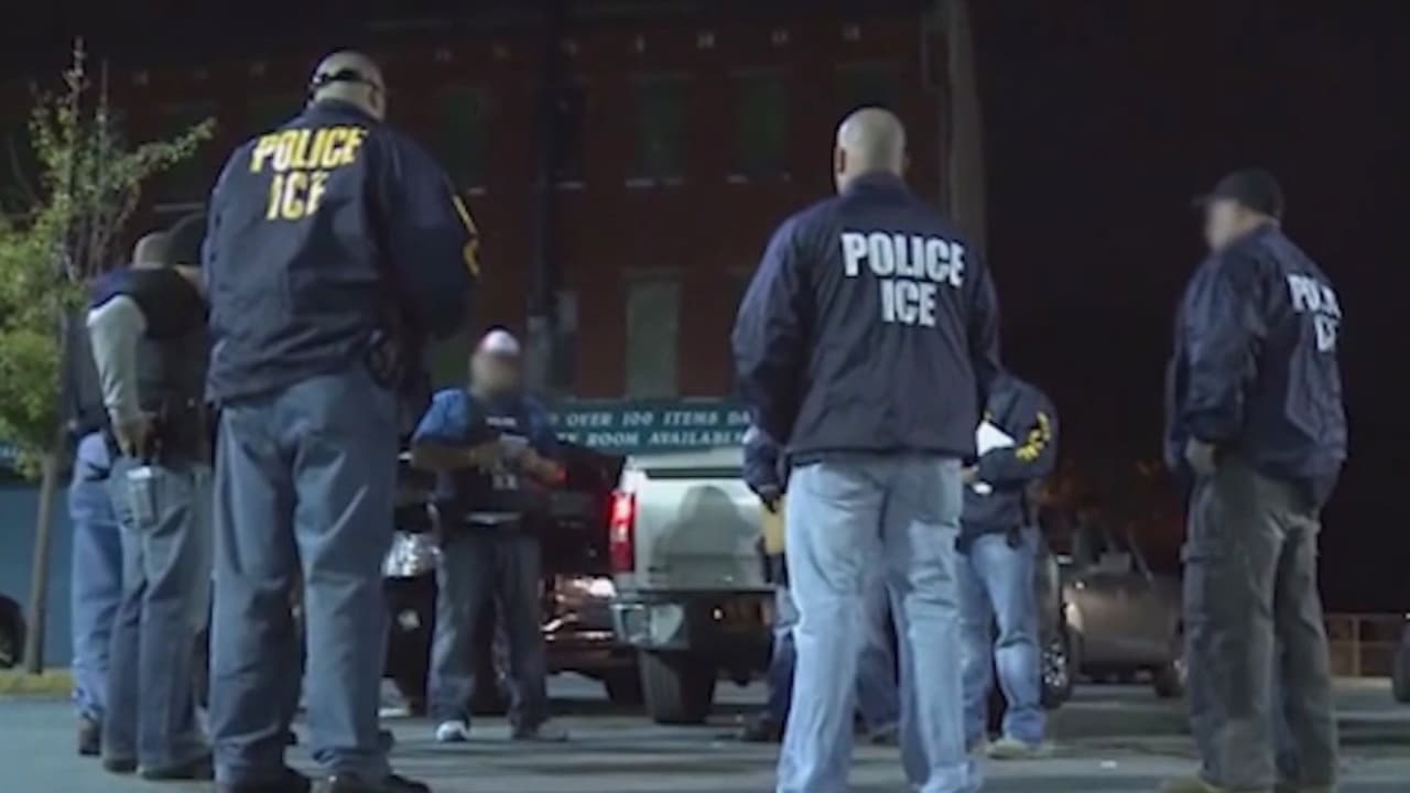 Agente de ICE encaró a joven que lo grababa en Illinois: cuestionan ley Trust Act