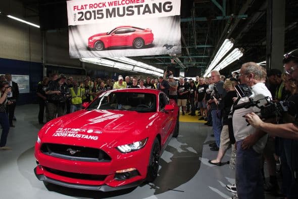 Ford inició la producción de la nueva generación del Mustang en la planta de Flat Rock, en el Estado de Michigan, Estados Unidos, este vehículo se comercializará en 120 países. Ford indicó que el inicio de la fabricación de la sexta generación de este vehículo representa un hito para la compañía y explicó que este auto se producirá también con volante a la derecha, lo que permitirá su venta en 25 mercados adicionales. En cuanto a precios, el Mustang 2015 se comercializará desde los $24,425 y hasta los $42,425 con tres diferentes motorizaciones. La versión base utilizará el V6 de 304 caballos de fuerza, pasando por el EcoBoost de cuatro cilindros con 314 para tener como tope de gama al GT con el motor V8 de 5.0 litros con 441 caballos de fuerza.