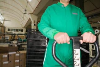 <h3 class="cms-H3-H3"><b>El salario no lo es todo</b></h3>
<br>
<br>Las personas que buscan un nuevo empleo, deben comparar el paquete de beneficios en el trabajo actual y el futuro. Vacaciones, seguro médico, días de enfermedad, fondos de retiro y hasta programas de preparación profesional son ventajas que sumados al salario, hacen a una buena oferta de trabajo.
<br>