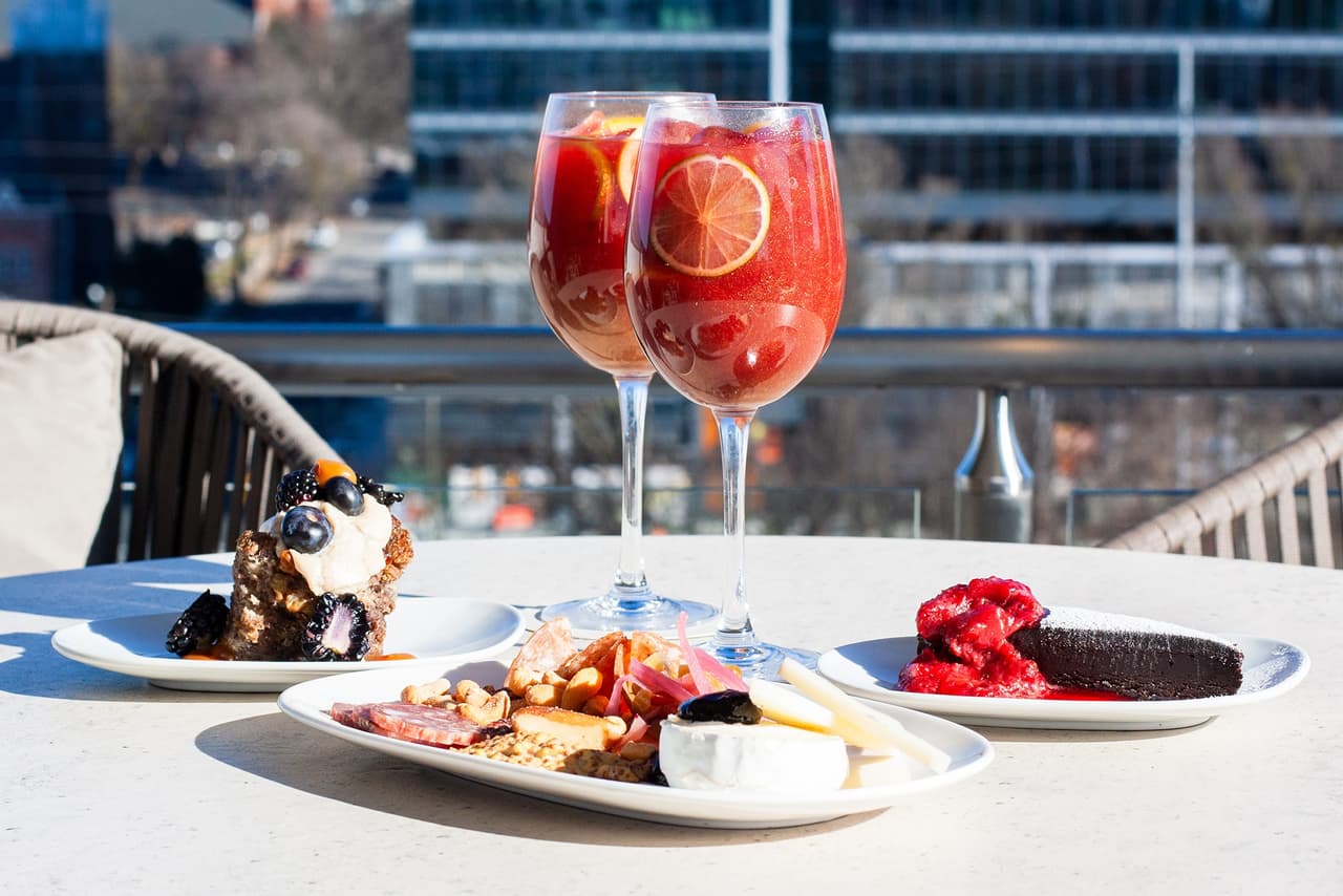 <b>Galentine’s Day</b>
<br>
<b>Fecha</b>: 13 de febrero
<br>
<b>Lugar</b>: The Willard Rooftop Lounge. 9 Glenwood Ave. Raleigh, NC 
<br>
<b>Sitio web</b>: 
<a href="https://www.thewillardraleigh.com/happenings/galentines-day-2024/">https://www.thewillardraleigh.com/happenings/galentines-day-2024/</a> 
<br>
<br>Trae a tu grupo de amigas favorito y brinda por las grandes amistades con spritzers, embutidos y, por supuesto, postres.