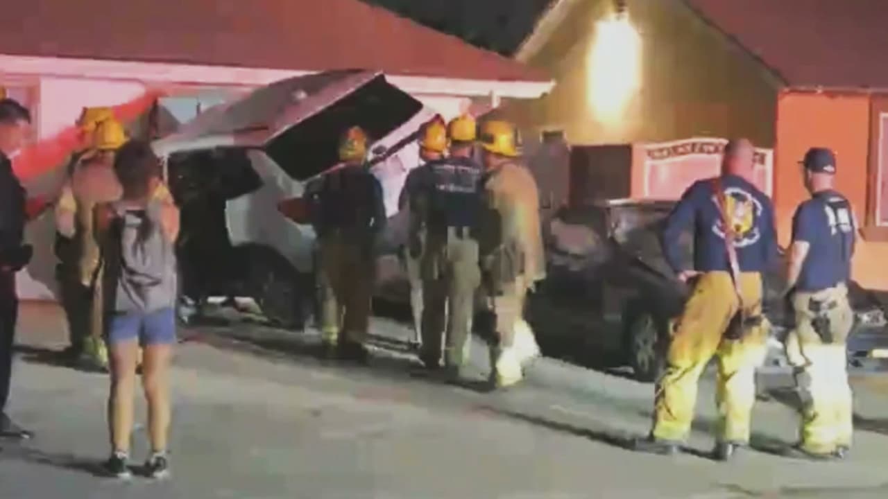 Conductora confunde el freno con el acelerador y se estrella contra una vivienda en Santa Ana