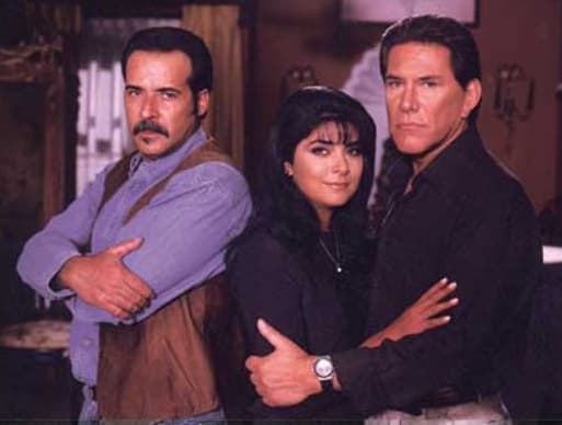 En 'Abrázame muy fuerte', André se encargó de robarle apasionados besos a Victoria Ruffo.