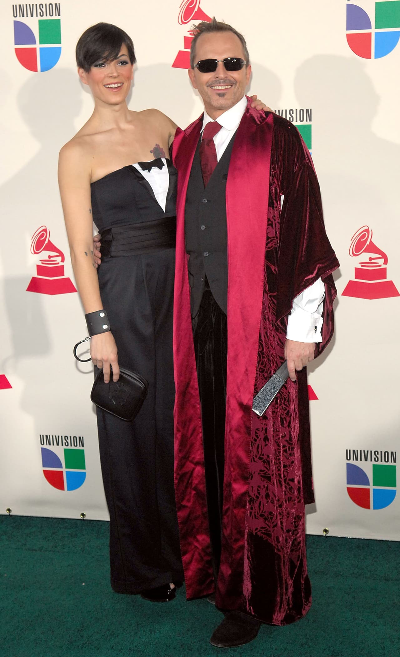 El cantante español Miguel Bosé siempre fiel a su estilo. En el 2007, nos sorprendió con un atuendo demasiado recargado.