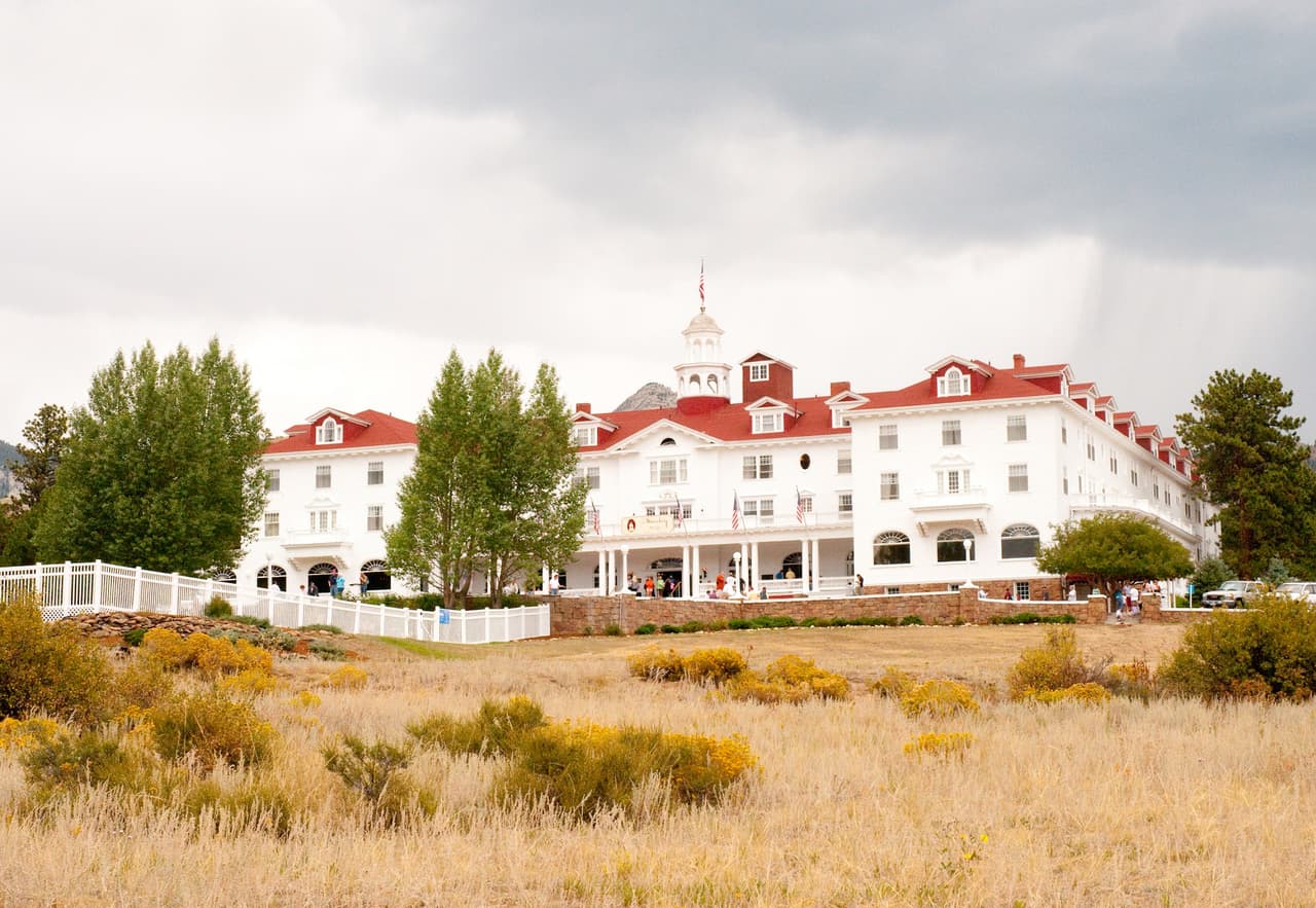 En 2015, el Stanley Hotel inauguró un laberinto de arbustos, justo como sale en la película de 'The Shining' (mas no en el libro), para seguir aprovechando su fama relacionada al proyecto de Stephen King. Por supuesto, es otro gran éxito con los turistas.