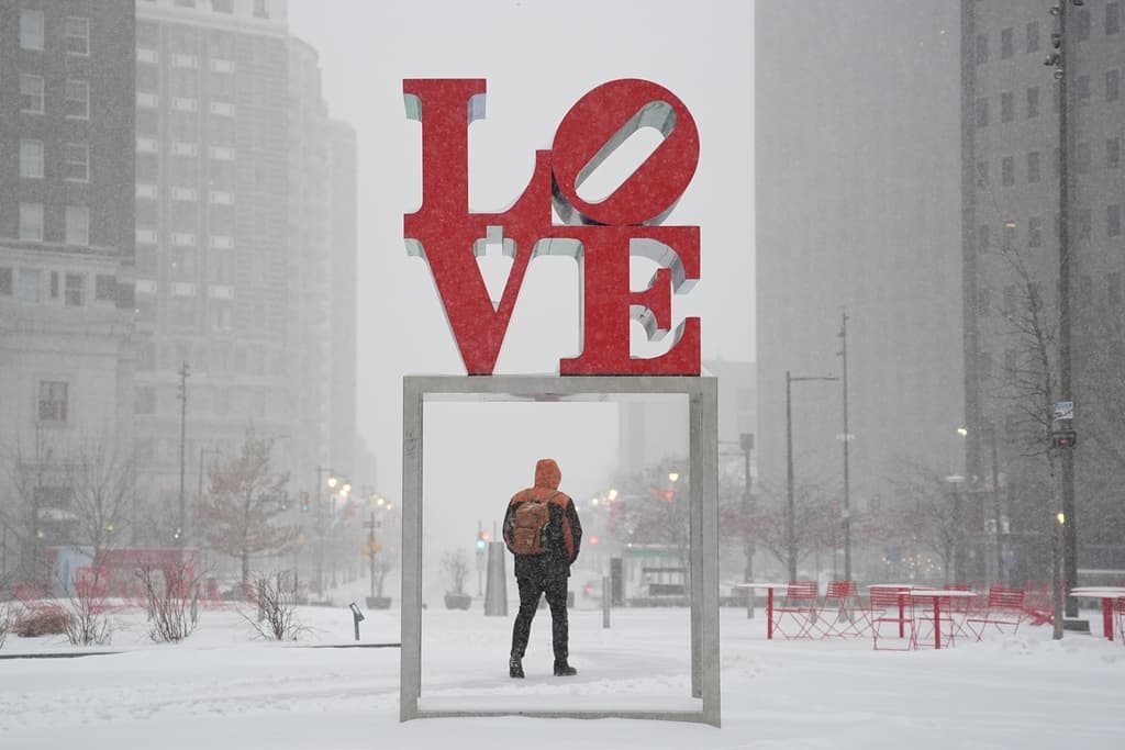 <b>Completamente desolada no amaneció la JFK Plaza</b>, mejor conocida como el 
<b>'Love Park',</b> por presumir esta escultura icónica del artista Robert Indiana (1928-2018). Aunque la ciudad de Filadelfia, al igual que 
<b>gran parte del estado de Pensilvania</b>, amaneció el domingo 25 de enero bajo 
<b>la peor tormenta de nieve</b> en una década, 
<b><a href="https://www.univision.com/local/philadelphia-wuvp/tormenta-invernal-fern-paraliza-region-filadelfia" target="_blank">hubo gente que temprano en el día salió a las calles</a></b>.