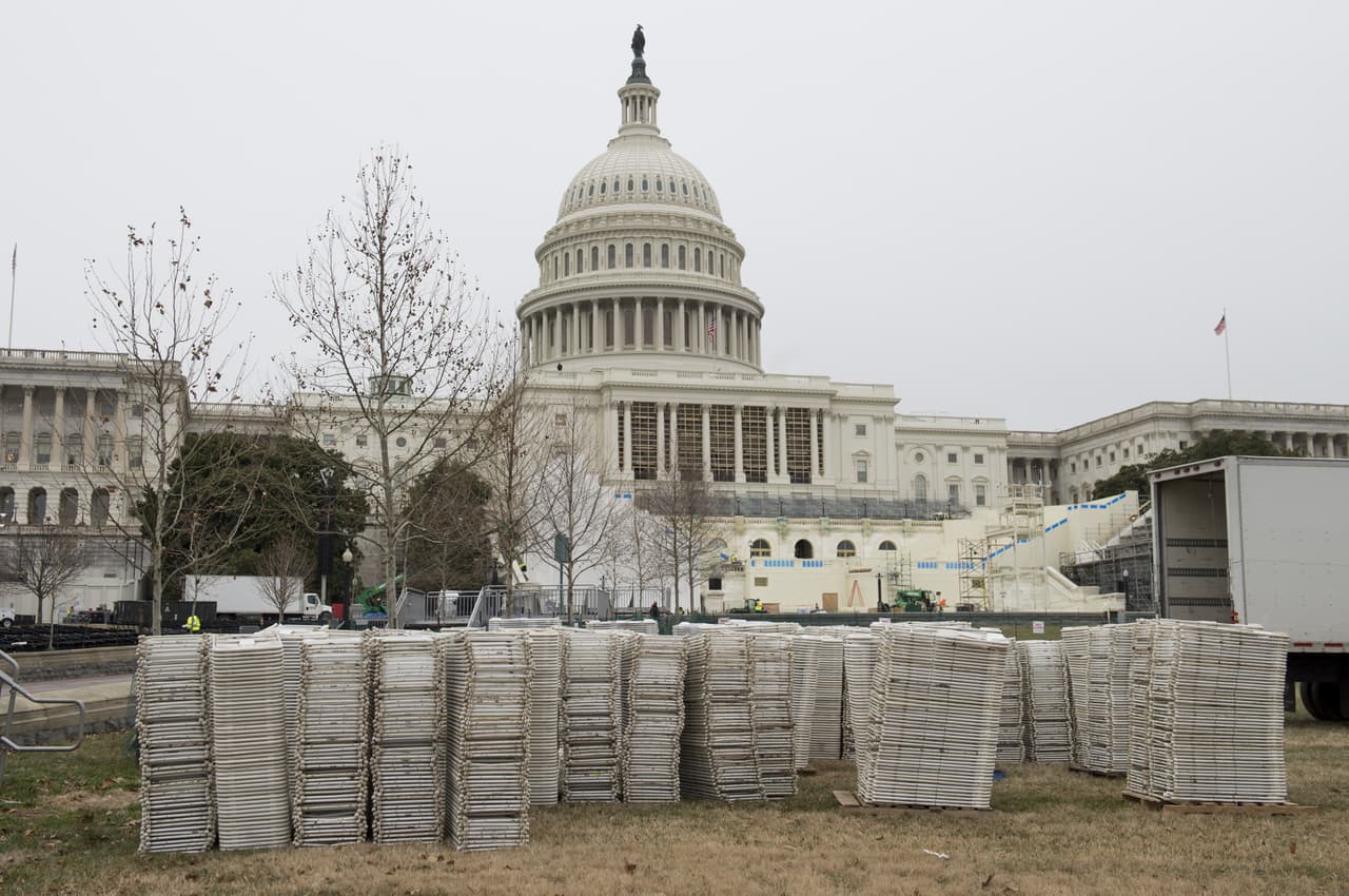 Cientos de sillas serán colocadas frente al Capitolio para el acto principal de la inauguración del nuevo presidente: la juramentación en las escalinatas del edificio sede del Poder Legislativo.