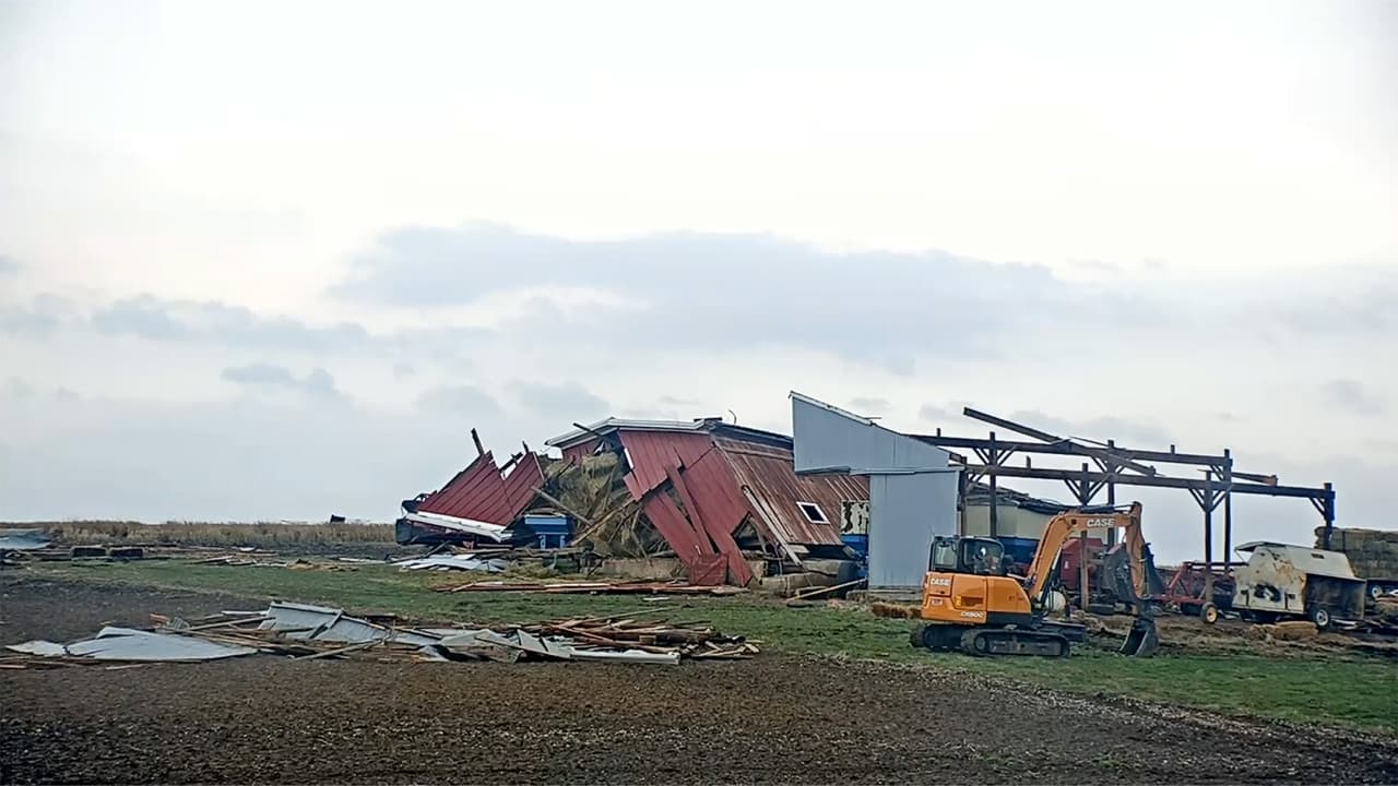 Una granja en Deer Creek, Illinois, sufrió daños considerables tras el paso de las tormentas.