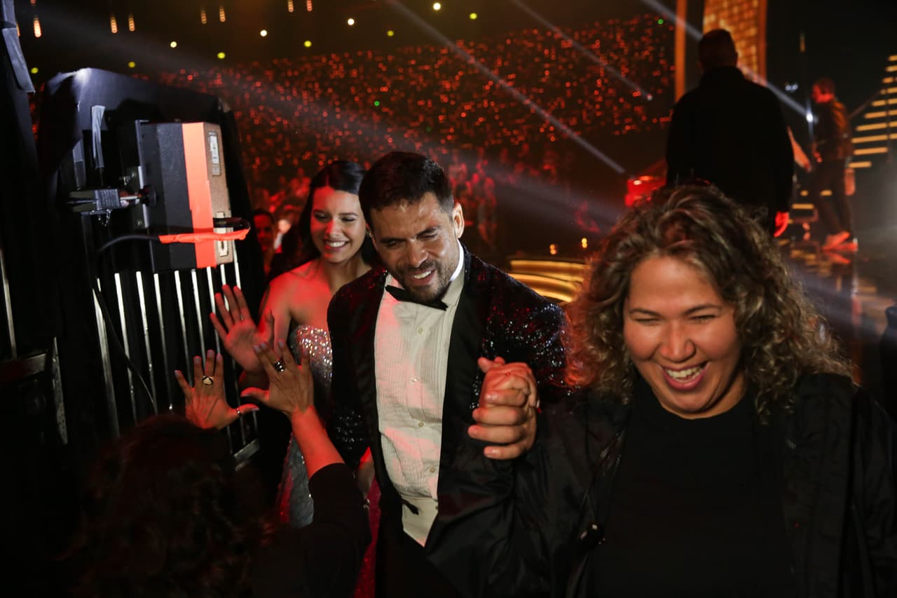 Una vez que Pedro y Alexandra dejaron el escenario, llegaron al backstage.