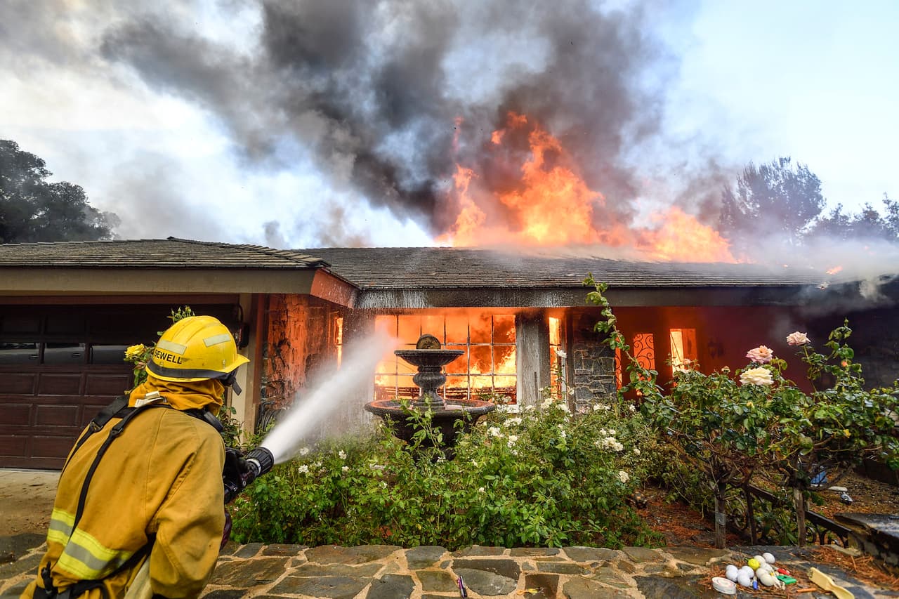 El siniestro avanzó rápidamente debido a los fuertes vientos en el sur de California.