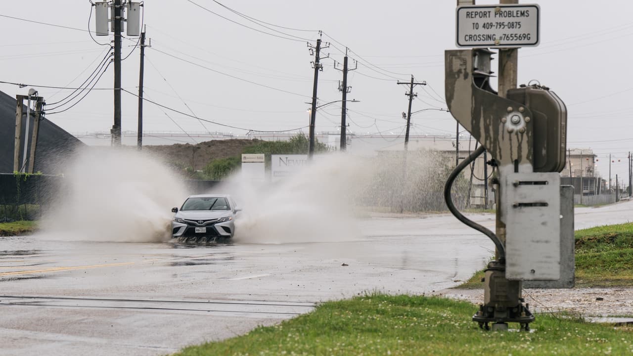 ‘Nicholas’ se degrada a tormenta tropical luego de tocar Texas como huracán categoría 1