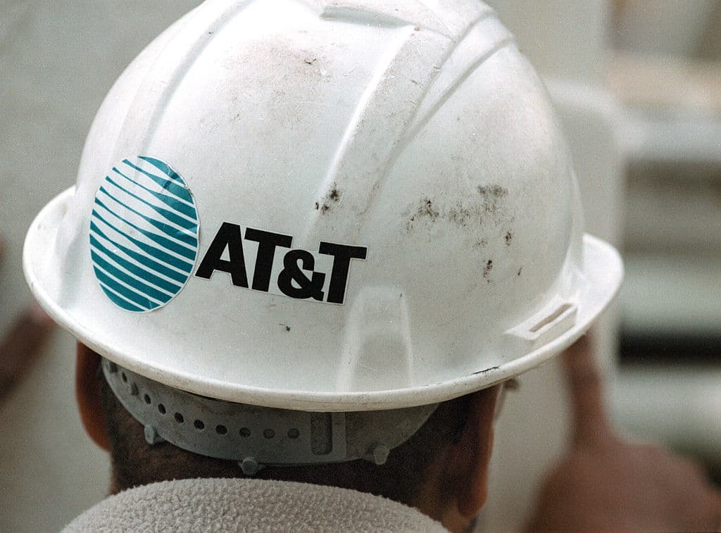<b>Puesto 10</b>.- 
<b>AT&T </b>aparece en la lista con una valoración de marca con un valor del mercado quie asciende a 
<b>108,400</b> millones de dólares. La lista combina medidas de valor de marca basadas en entrevistas con más de 
<b>3 millones de consumidores</b> así como un 
<b>análisis del desempeño financiero y de negocios</b> de cada empresa. Para calificar para el ranking, las marcas deben cotizar en bolsa o hacer públicos sus resultados financieros. 
<br>