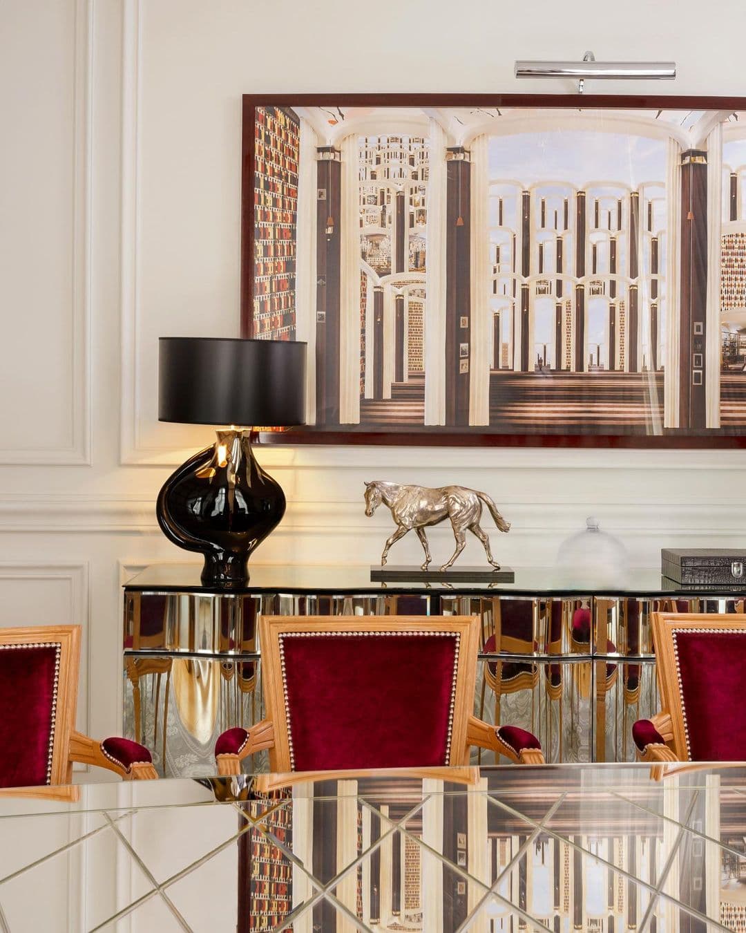 El lujoso hotel de cinco estrellas, Le Royal Monseau, será la casa provisional del astro argentino, pues su salida del Barcelona fue muy repentina. El hotel se encuentra ubicado en 37 Avenue Hoche y fue reformado por el famoso diseñador Philippe Starck. El Parque de los Príncipes se encuentra a tan solo 15 minutos del inmueble.