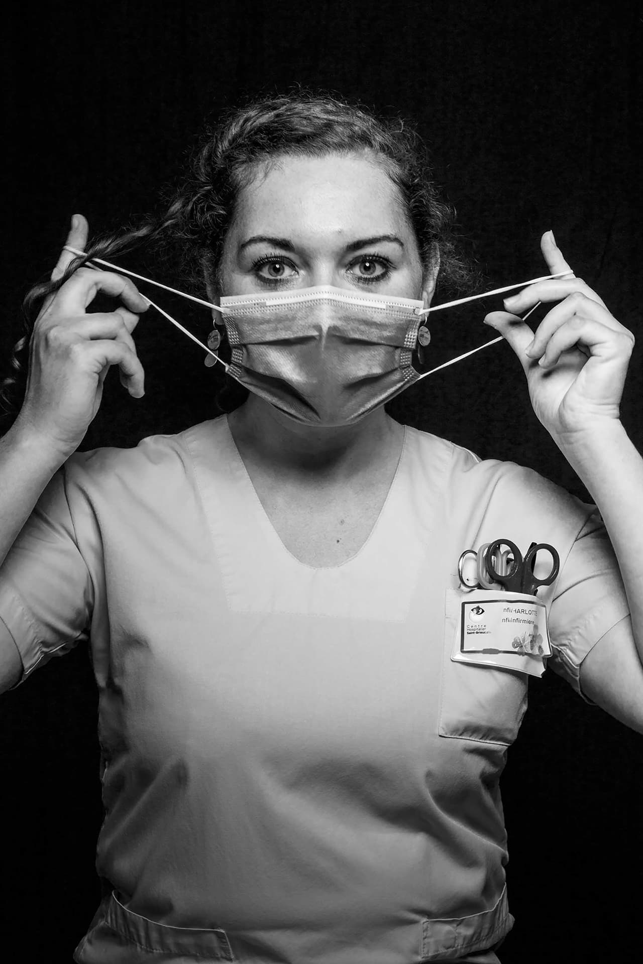 <b>‘Cara máscara’</b>. “Desde el comienzo de la pandemia, la máscara irrumpió en nuestra vida diaria. Entre escasez y polémica, algunas personas lo ven como una opción, pero para el personal sanitario es una obligación. Detestable, pegajosa, irritante, irrespirable, protectora, barrera o tranquilizadora, la máscara se ha impuesto como la última frontera contra el covid-19”, dijo el autor de esta serie. Tercer lugar en la categoría ‘otros retratos’.