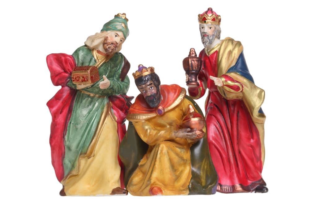 Los nombres de los "tres reyes magos" tampoco fueron establecidos sino siglos más tarde, al parecer alrededor del año 520, cuando se tiene registro de una representación donde se les ve vestidos con ropa persa, sin distinción de raza, pero encima de ellos vienen los nombres Melchor, Gaspar y Baltazar, con unas siglas, SCS, que quiere decir "sagradísimos" o "veneradísimos". Esa pieza de arte está en la Iglesia de San Apolinar Nuovo en Rávena, Italia.