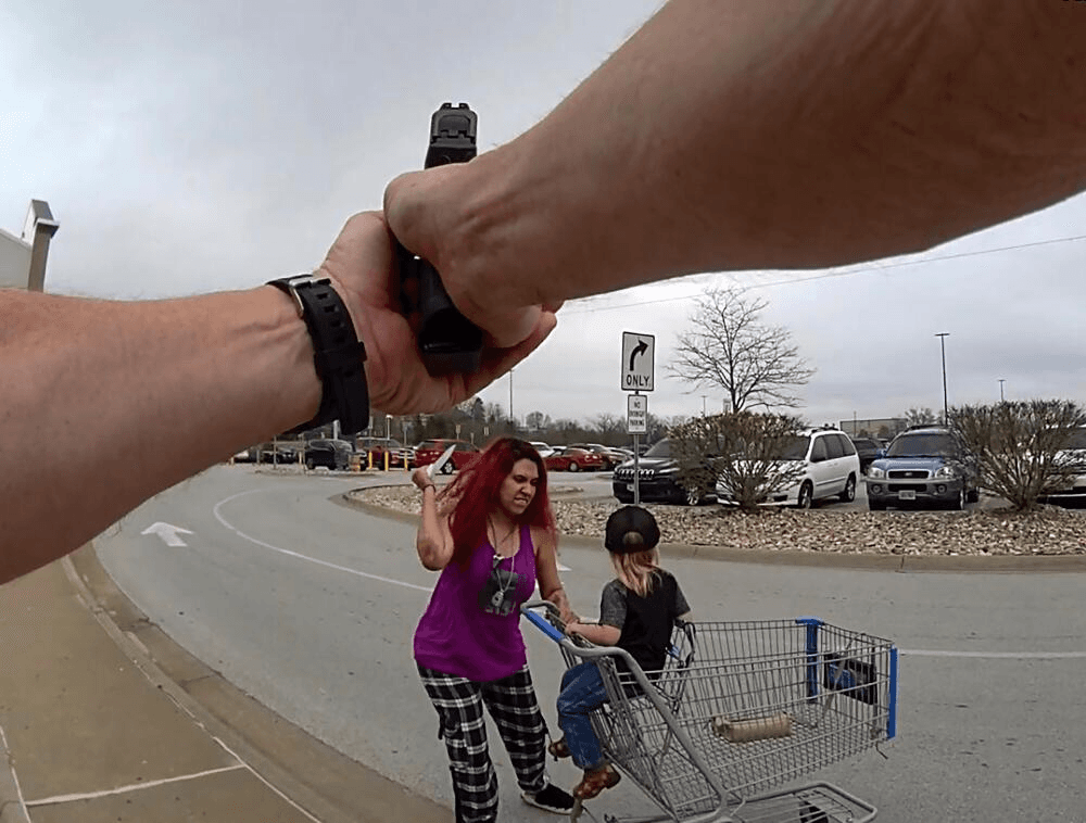Mujer es abatida por la policía en Omaha tras atacar con cuchillo a niño fuera de Walmart