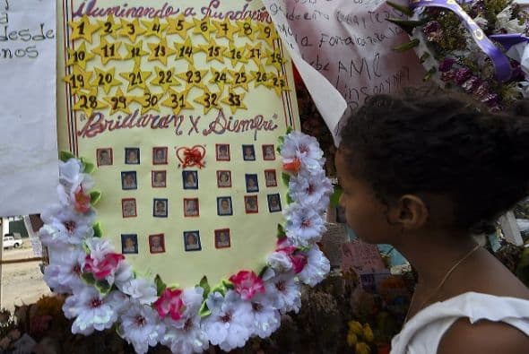 Hoy se celebra el sepelio comunitario de 28 de los niños muertos incinerados en un accidente en Fundación, Colombia.