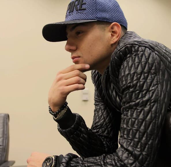 Luis Coronel luce muy casual y nos demuestra como mezclar lo sporty con lo elegante.