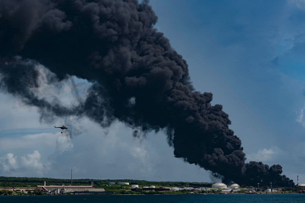 La agencia cubana de noticias dijo que un rayo golpeó un tanque, provocando un incendio, y el incendio se propagó luego a un segundo tanque. Ha habido varias explosiones.
<br>
<br>Helicópteros militares han sobrevolado los tanques arrojando agua sobre las llamas. Allí, una densa columna de humo negro se levantó sobre las instalaciones y se extendió hacia el oeste más de 100 kilómetros (62 millas), hasta la capital cubana.