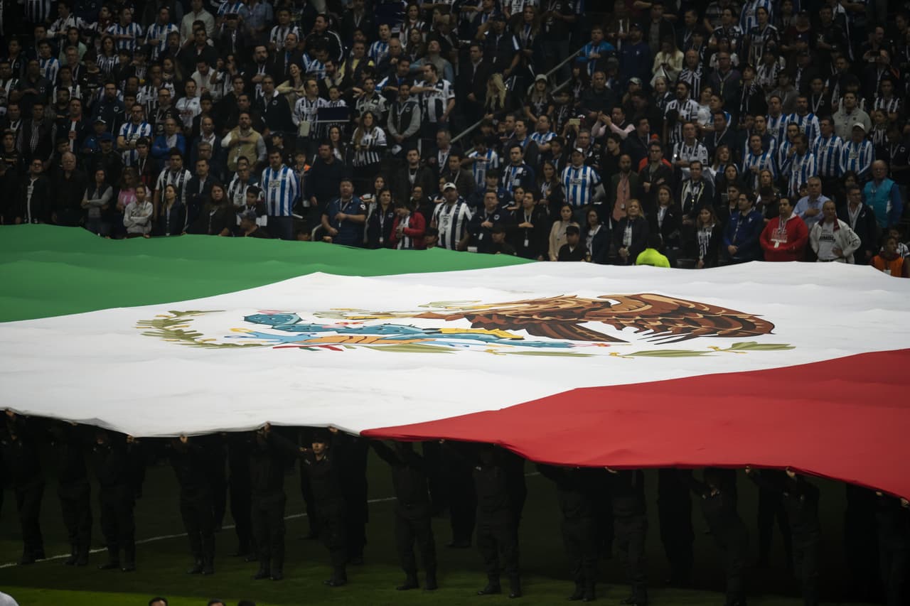 La afición se mostró respetuosa durante la ceremonia previa al encuentro.