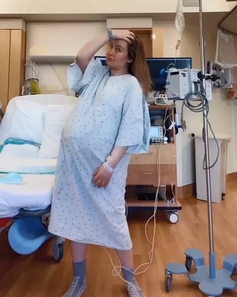 Señaló que continúan "en el hospital" y que su hija "
<b>nació en la madrugada</b>": "Que mi Dios los bendiga a cada uno de ustedes que tienen un buen deseo para mi familia. De todo corazón gracias".
<br>