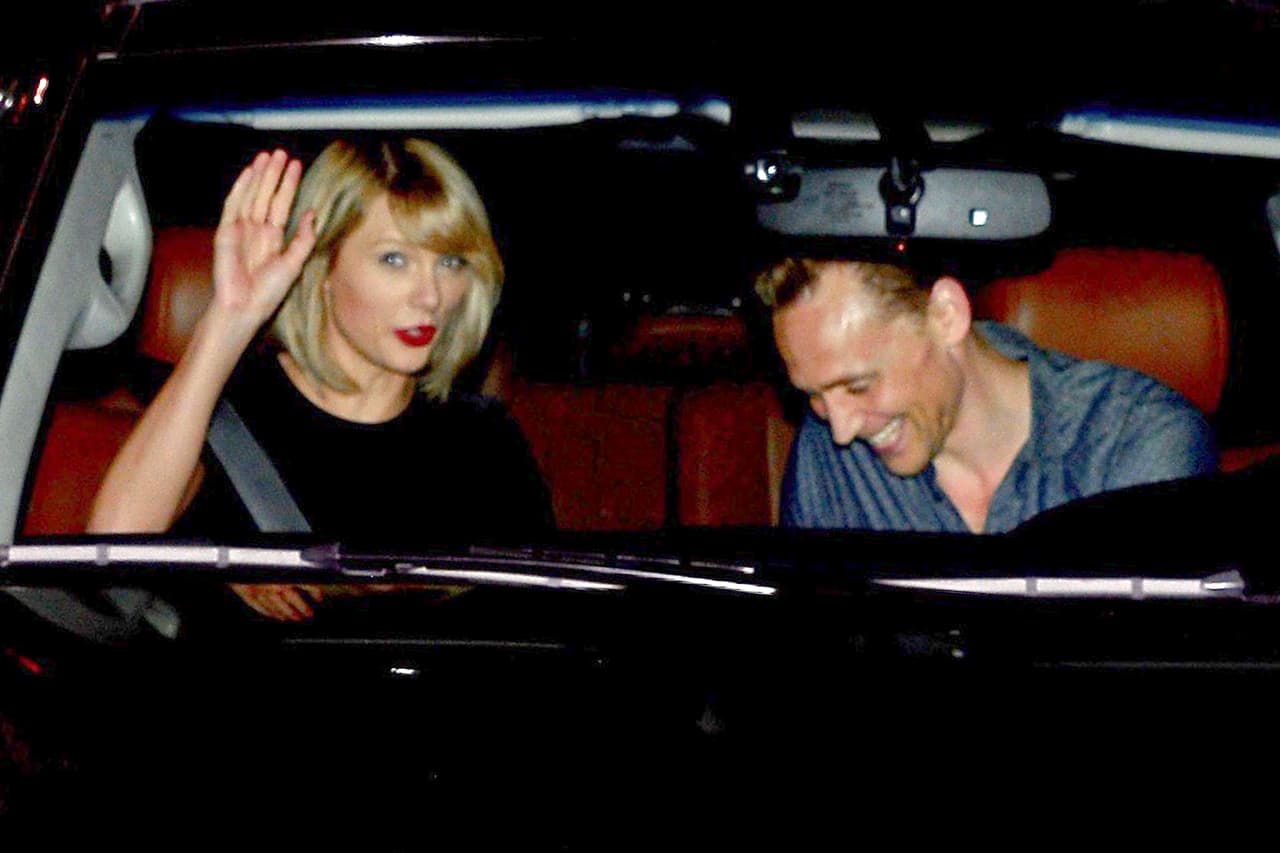 De vuelta al coche, rodeados de fotógrafos.