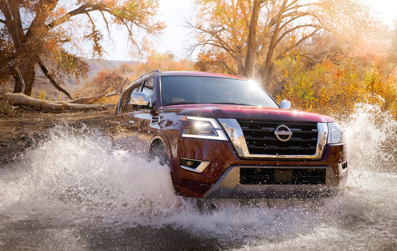 Bajo el capó, la Nissan Armada mantiene el mismo motor V8 de 5.6 litros. Sin embargo, este ahora es capaz de generar 400 caballos de fuerza y 413 lb-pie de torque, es decir, 10 caballos de fuerza y 19 lb-pie de torque más que la versión anterior, siempre y cuando se alimente de gasolina premium.