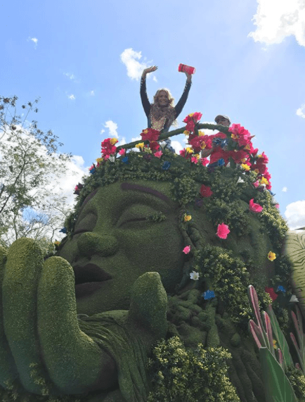 Irina desfiló en el carro alegórico del Comité Permanente del Carnaval y bailó al ritmo de 'Mayores', de Becky G, lo que encendió al público presente.